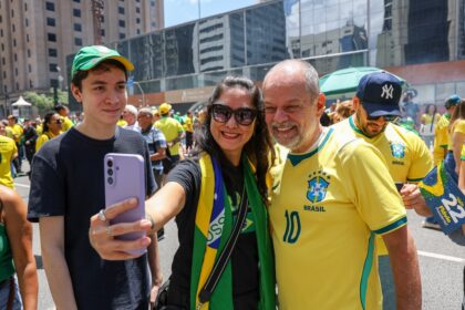 Prefeito de São Caetano, Tite Campanella, participa de ato na Paulista em apoio a Flávio Bolsonaro