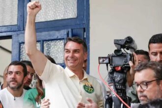 Flávio Bolsonaro teria deixado o Brasil rumo aos EUA após decisão de Moraes, diz portal