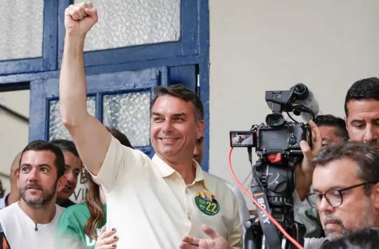 Flávio Bolsonaro teria deixado o Brasil rumo aos EUA após decisão de Moraes, diz portal