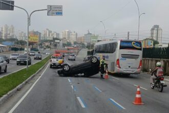 Capotamento mobiliza forças de segurança na Avenida Lions, em São Bernardo