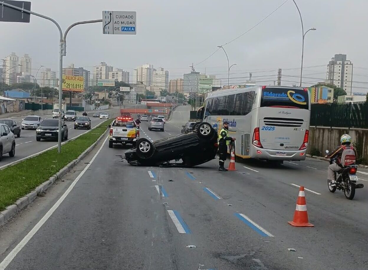 Capotamento mobiliza forças de segurança na Avenida Lions, em São Bernardo