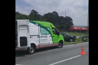  Acidente na Rodovia Anchieta: Veículo colide contra defensa metálica e deixa vítima ferida no km 17