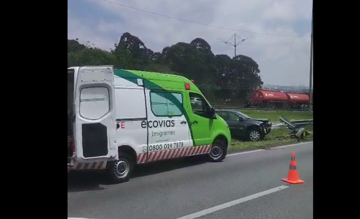 Acidente na Rodovia Anchieta: Veículo colide contra defensa metálica e deixa vítima ferida no km 17