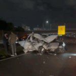 Carro colide contra traseira de caminhão parado no km 22 da Rodovia Anchieta, em São Bernardo