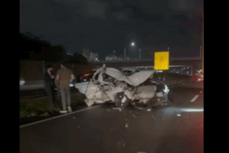 Carro colide contra traseira de caminhão parado no km 22 da Rodovia Anchieta, em São Bernardo