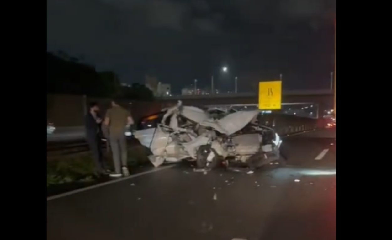 Carro colide contra traseira de caminhão parado no km 22 da Rodovia Anchieta, em São Bernardo