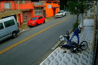 Motociclista sofre queda no bairro Nova Petrópolis e sai ileso em São Bernardo