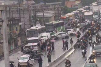 Motorista infarta ao volante, morre e ônibus desgovernado atinge 22 veículos na Via Dutra