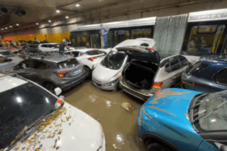 Chuva forte alaga Túnel do Anhangabaú, submerge veículos e causa transtornos no Centro de SP