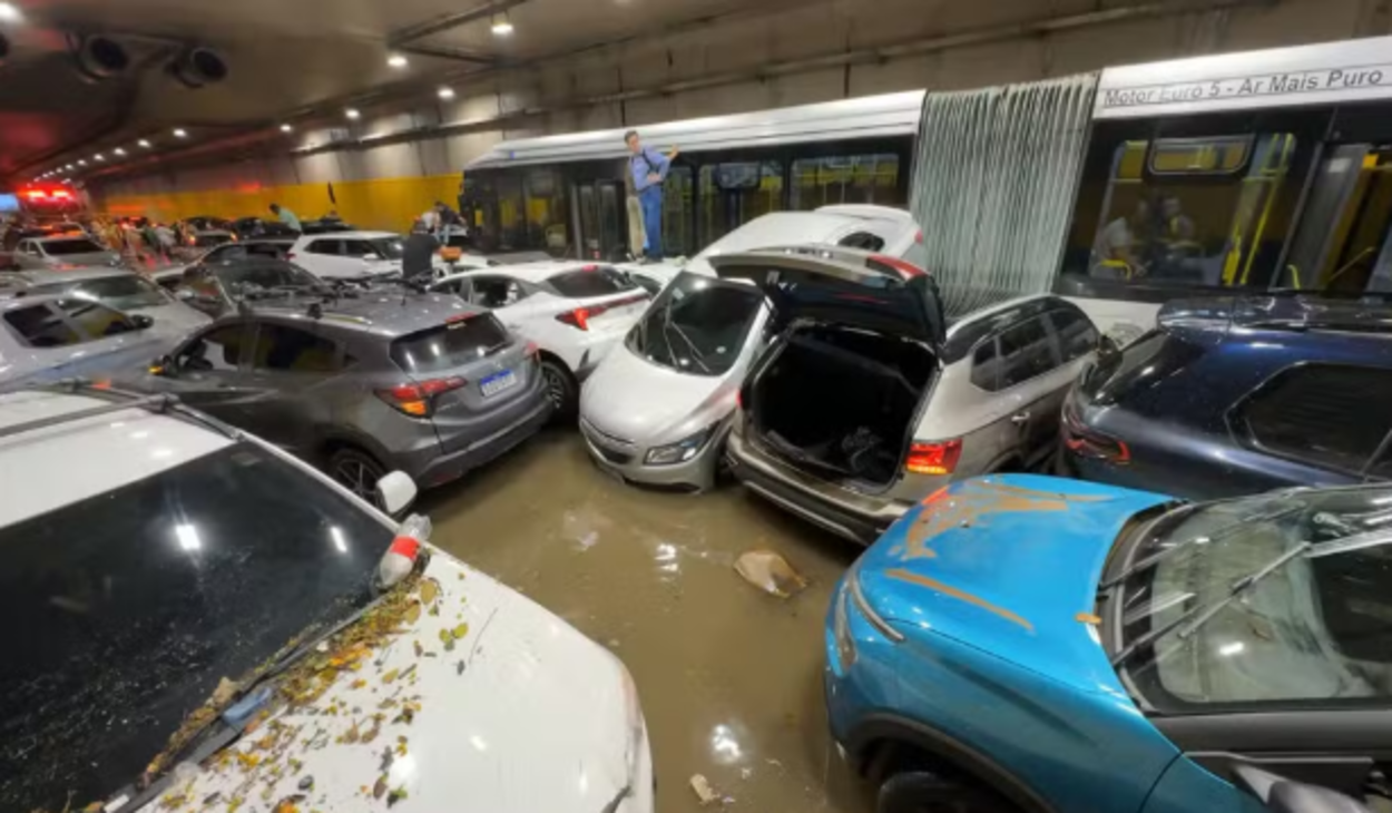 Chuva forte alaga Túnel do Anhangabaú, submerge veículos e causa transtornos no Centro de SP