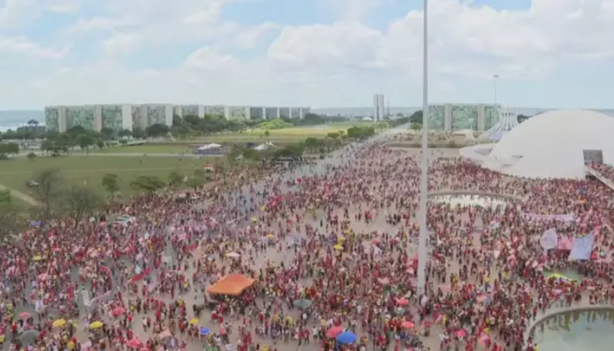 Milhares de apoiadores de Lula se reúnem na Esplanada dos Ministérios em mobilização 