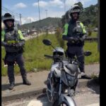 Homem é detido no Rodoanel após tentar esconder placa de moto com as mãos para burlar pedágio
