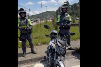 Homem é detido no Rodoanel após tentar esconder placa de moto com as mãos para burlar pedágio