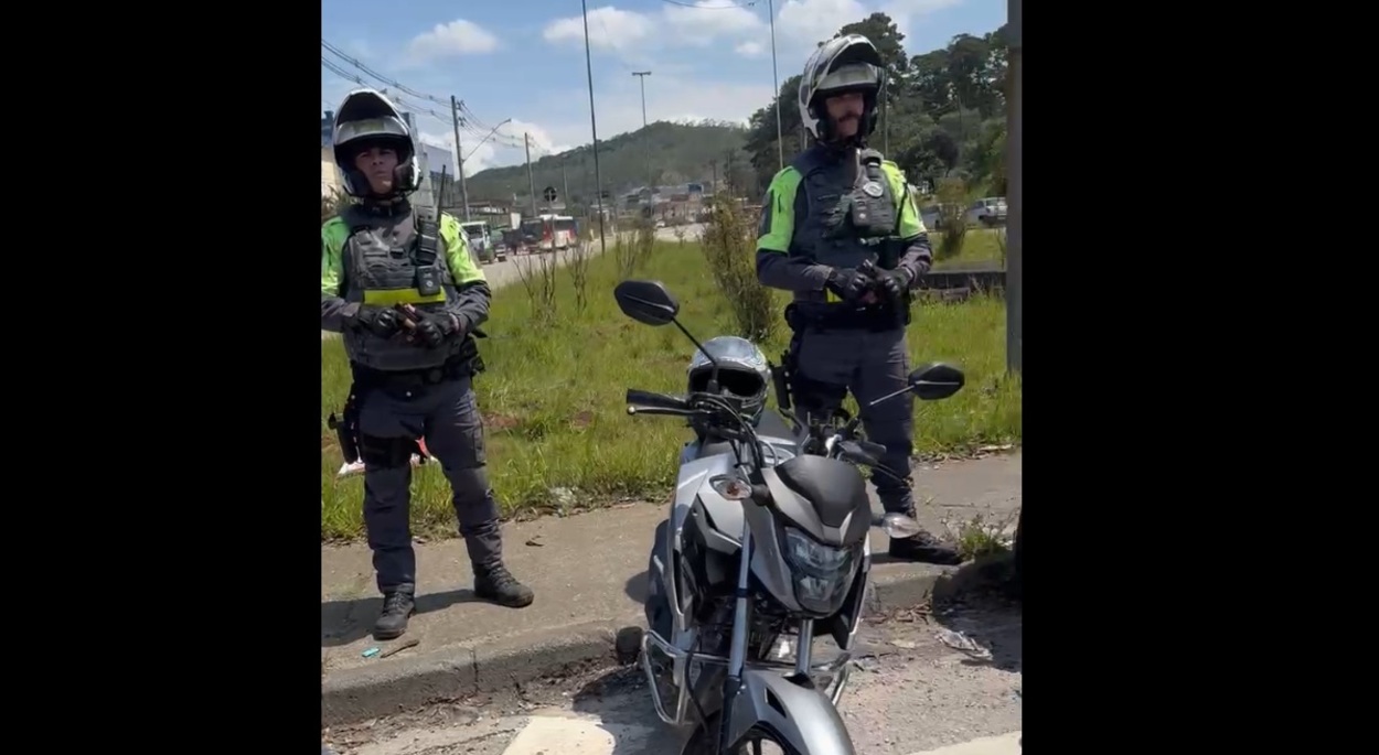 Homem é detido no Rodoanel após tentar esconder placa de moto com as mãos para burlar pedágio