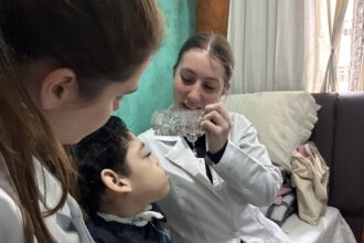 Para celebrar o Mês das Crianças, Serviço de Atenção Domiciliar de São Bernardo entrega garrafinhas que estimulam desenvolvimento de pacientes