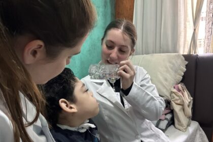 Para celebrar o Mês das Crianças, Serviço de Atenção Domiciliar de São Bernardo entrega garrafinhas que estimulam desenvolvimento de pacientes