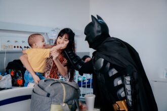 Em São Bernardo, Hospital de Urgência celebra Dia das Crianças com entrega de presentes e reforça ações de humanização