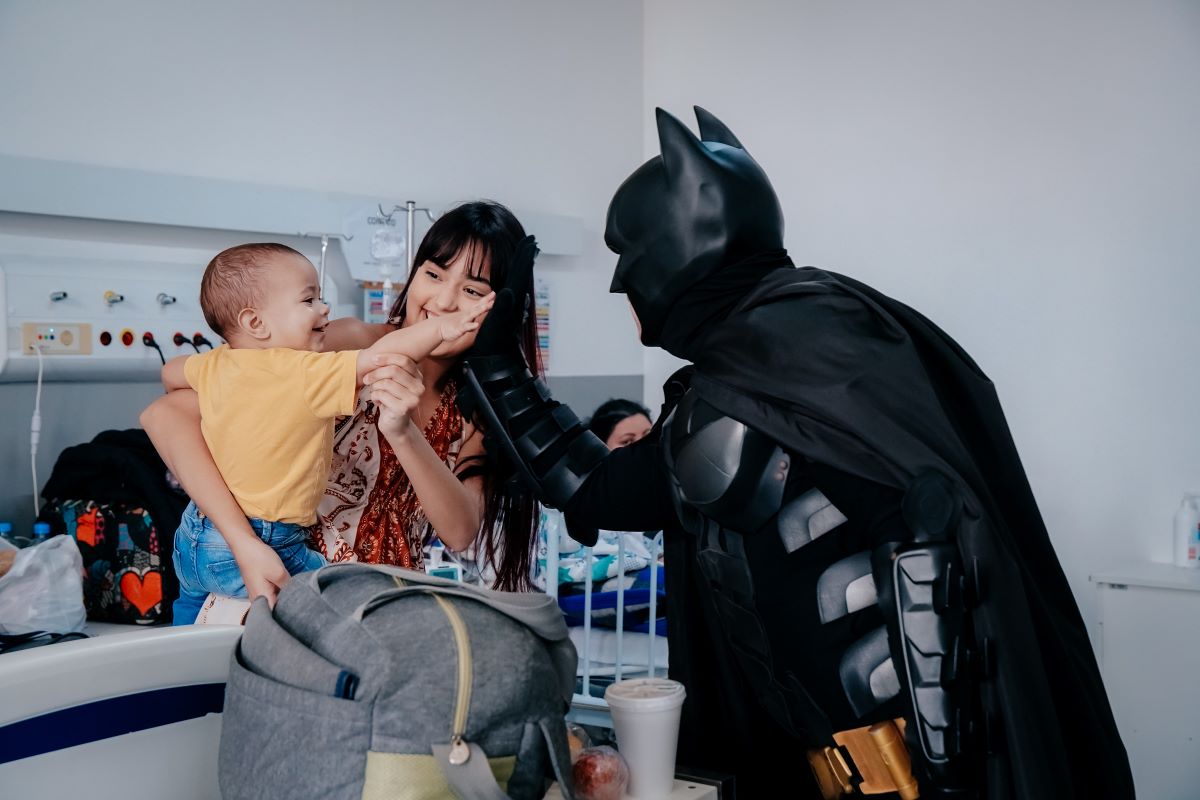 Em São Bernardo, Hospital de Urgência celebra Dia das Crianças com entrega de presentes e reforça ações de humanização