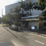 Vítima, aparentemente em situação de rua, foi atacada na Avenida Pery Ronchetti após desentendimento prévio no restaurante Bom Prato; polícia prendeu um dos agressores 
