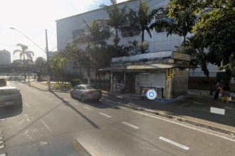 Vítima, aparentemente em situação de rua, foi atacada na Avenida Pery Ronchetti após desentendimento prévio no restaurante Bom Prato; polícia prendeu um dos agressores 