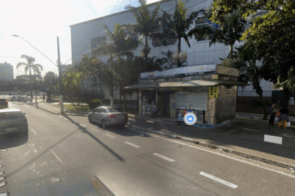 Vítima, aparentemente em situação de rua, foi atacada na Avenida Pery Ronchetti após desentendimento prévio no restaurante Bom Prato; polícia prendeu um dos agressores 