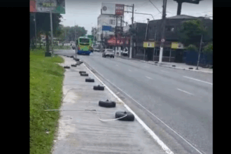 Eleições passam, mas "bolachões" de propaganda continuam nas calçadas do Grande ABC