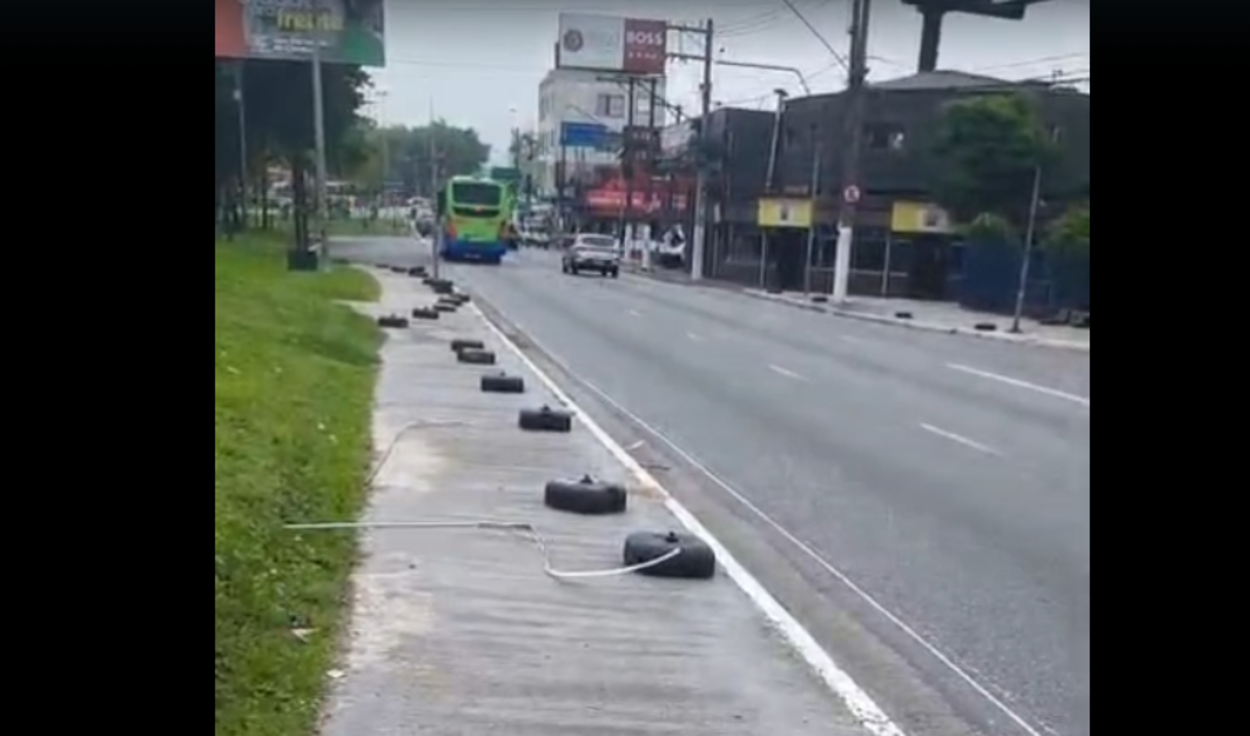 Eleições passam, mas "bolachões" de propaganda continuam nas calçadas do Grande ABC