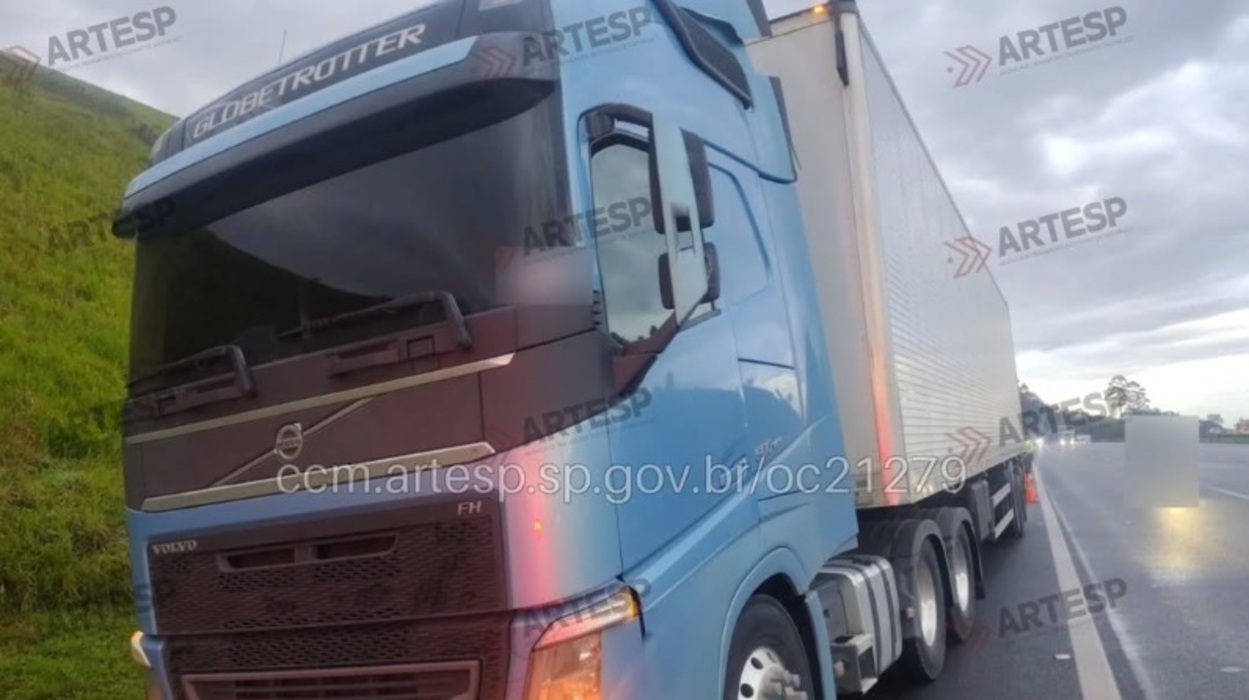 Pedestre morre após ser atingido por carreta na Rodovia dos Imigrantes, em Diadema