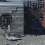Carreta com carga de madeira tomba em rotatória de São Bernardo e deixa motorista ferido