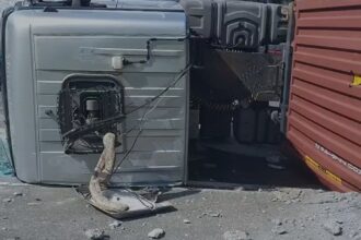 Carreta com carga de madeira tomba em rotatória de São Bernardo e deixa motorista ferido