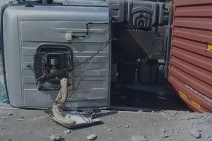 Carreta com carga de madeira tomba em rotatória de São Bernardo e deixa motorista ferido