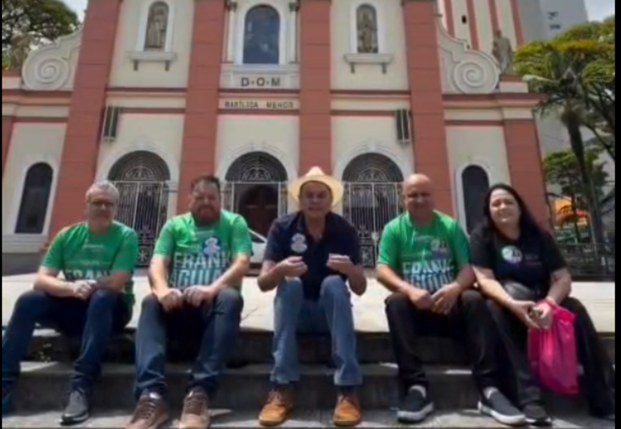 cantor Frank Aguiar realizou pronunciamento em tom de agradecimento em frente à Basílica Menor de Nossa Senhora da Boa Viagem, no centro de São Bernardo do Campo.