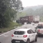 Acidente entre duas carretas trava trânsito na Cônego Domênico Rangoni em direção ao Guarujá