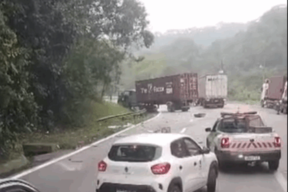 Acidente entre duas carretas trava trânsito na Cônego Domênico Rangoni em direção ao Guarujá
