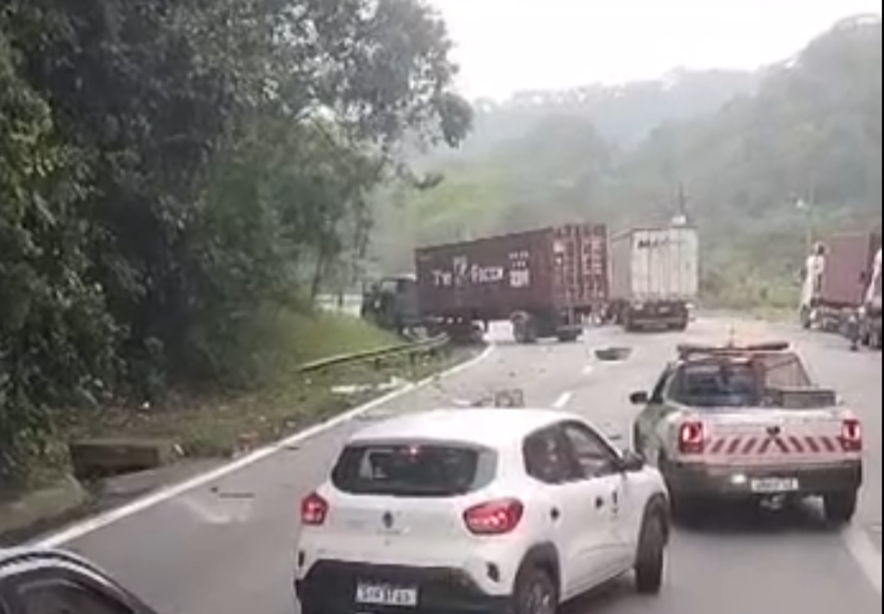 Acidente entre duas carretas trava trânsito na Cônego Domênico Rangoni em direção ao Guarujá