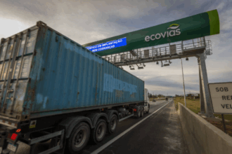 Novo pórtico do Free Flow na Imigrantes é instalado nesta madrugada após mudança de local