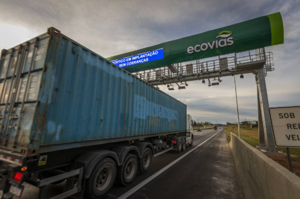 Novo pórtico do Free Flow na Imigrantes é instalado nesta madrugada após mudança de local