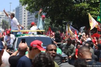 Lula reúne apoiadores em Copacabana na véspera do 2º turno e celebra mobilização eleitoral