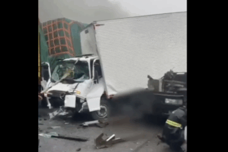 Engavetamento entre cinco veículos de carga deixa dois feridos na Rodovia Anchieta