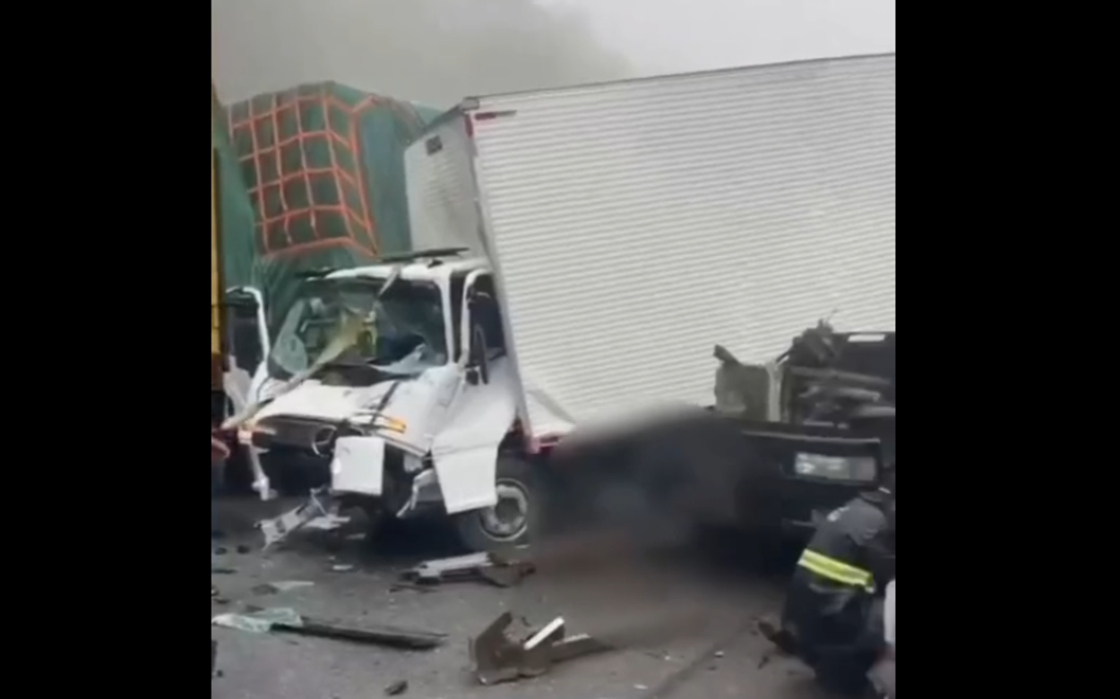 Engavetamento entre cinco veículos de carga deixa dois feridos na Rodovia Anchieta