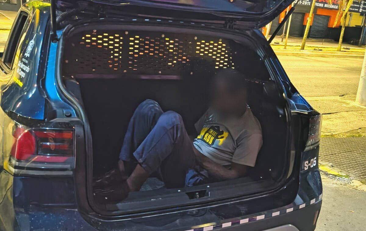 GCM de São Bernardo prende homem em flagrante por furto de estruturas de bandeiras de campanha
