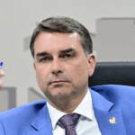 Flávio Bolsonaro diz ter sido intimado pela PF a entregar passaporte ao sair da casa do pai