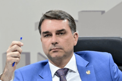 Flávio Bolsonaro diz ter sido intimado pela PF a entregar passaporte ao sair da casa do pai