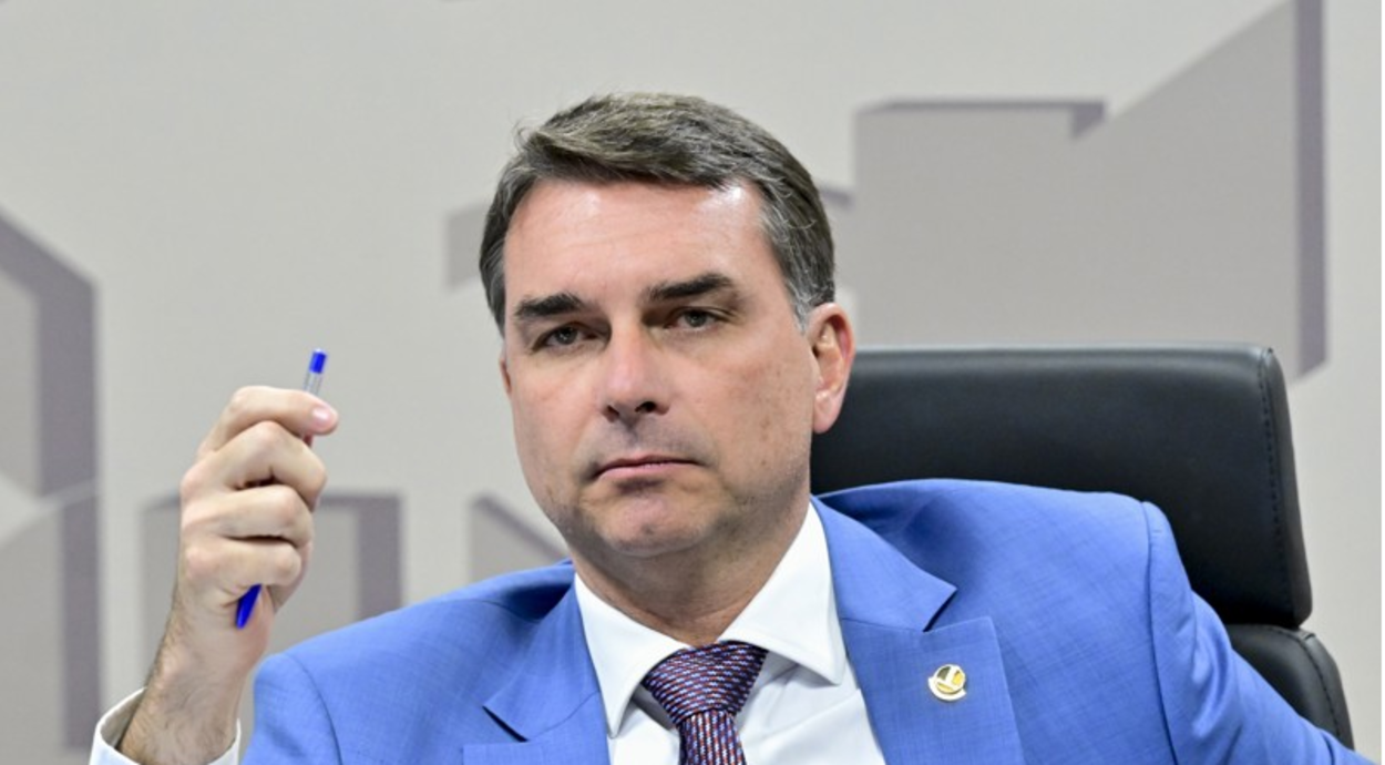 Flávio Bolsonaro diz ter sido intimado pela PF a entregar passaporte ao sair da casa do pai