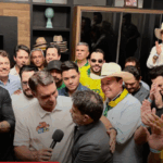 Em Goiás, Flávio Bolsonaro recebe apoio de mais de 30 cantores sertanejos