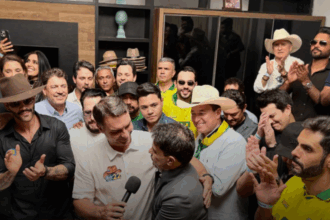 Em Goiás, Flávio Bolsonaro recebe apoio de mais de 30 cantores sertanejos