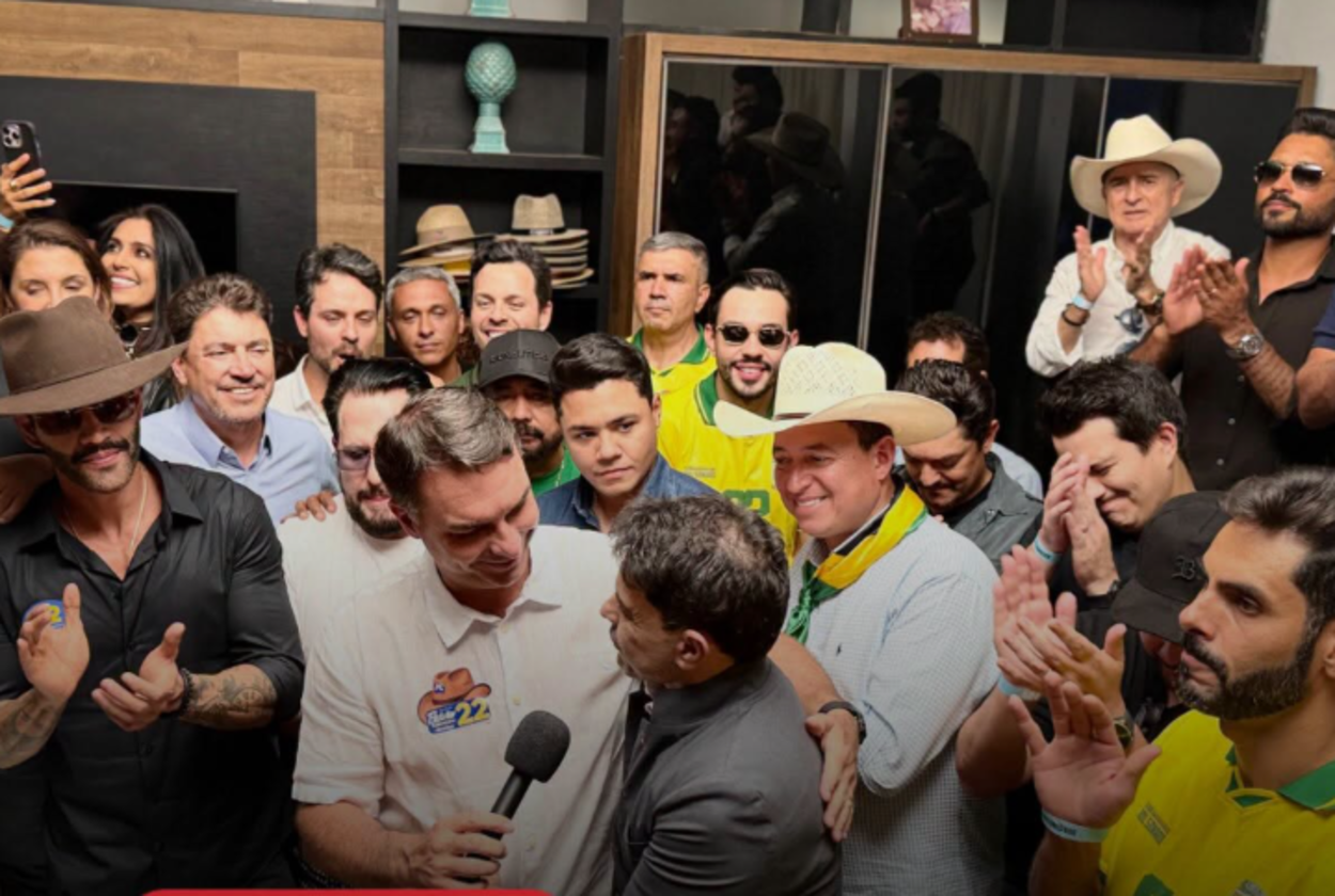 Em Goiás, Flávio Bolsonaro recebe apoio de mais de 30 cantores sertanejos  
