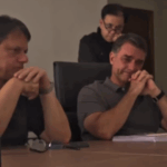 Flávio Bolsonaro se emociona ao assistir último programa eleitoral antes do segundo turno