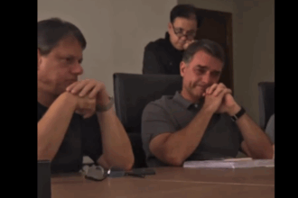 Flávio Bolsonaro se emociona ao assistir último programa eleitoral antes do segundo turno