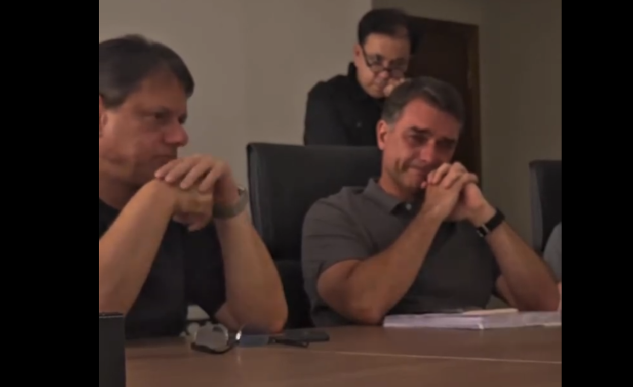 Flávio Bolsonaro se emociona ao assistir último programa eleitoral antes do segundo turno
